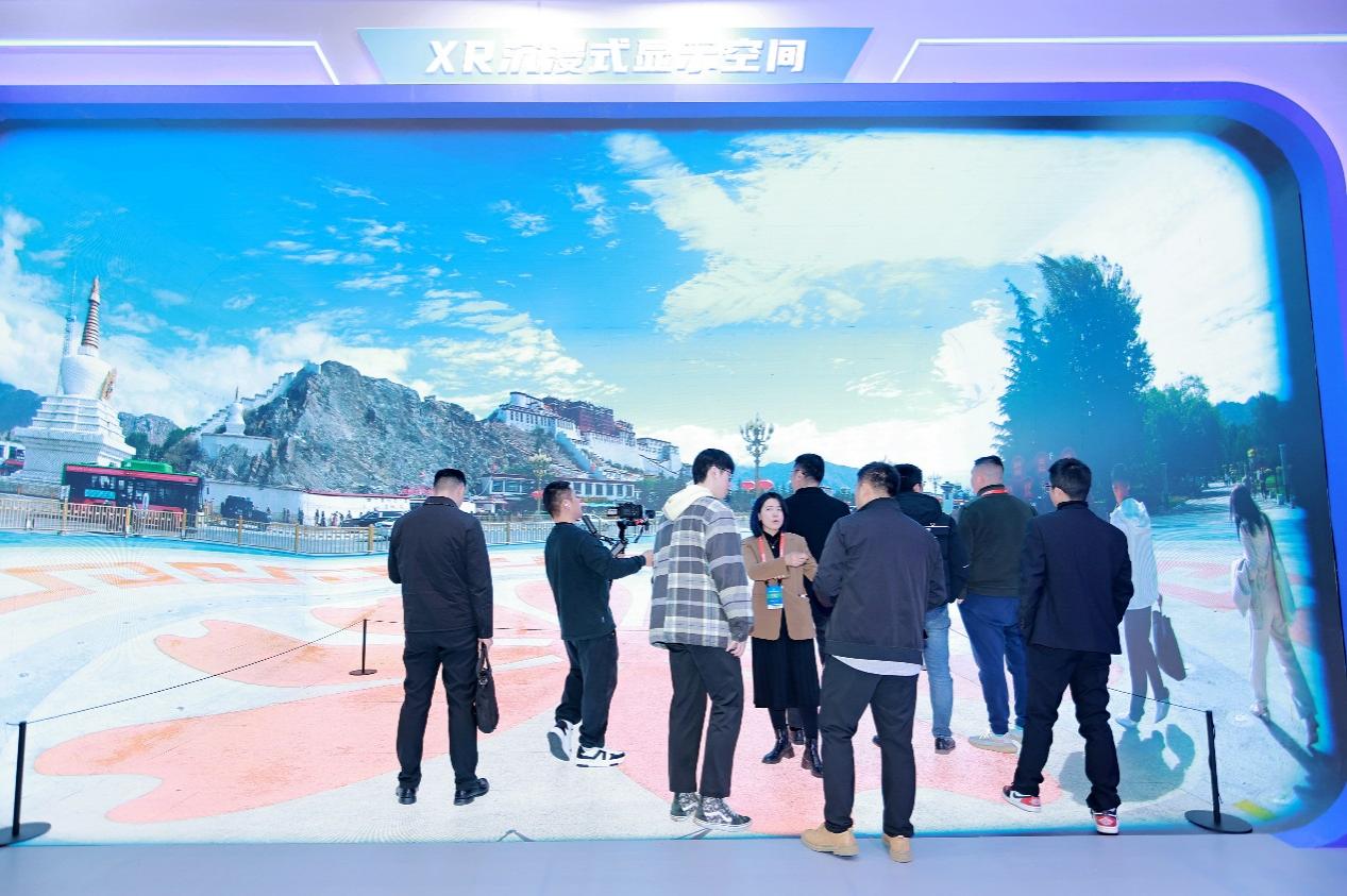 全国首套5G-A+8K-VR低空直播系统亮相 中国电信闪耀世界显示产业创新发展大会(图2) 全国首套5G-A+8K-VR低空直播系统亮相 中国电信闪耀世界显示产业创新发展大会(图2)