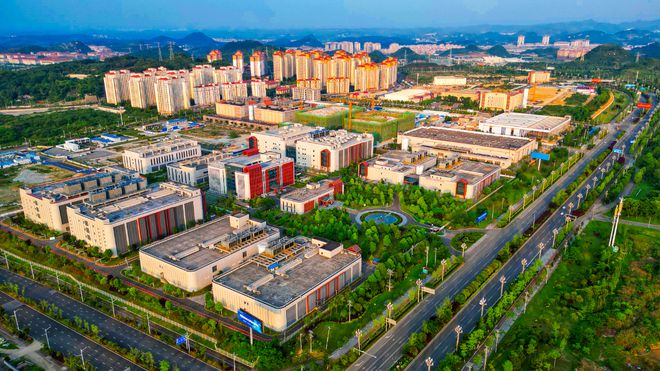 “算”启新篇 黔贵大地数字经济浪潮奔涌(图1) “算”启新篇 黔贵大地数字经济浪潮奔涌(图1)