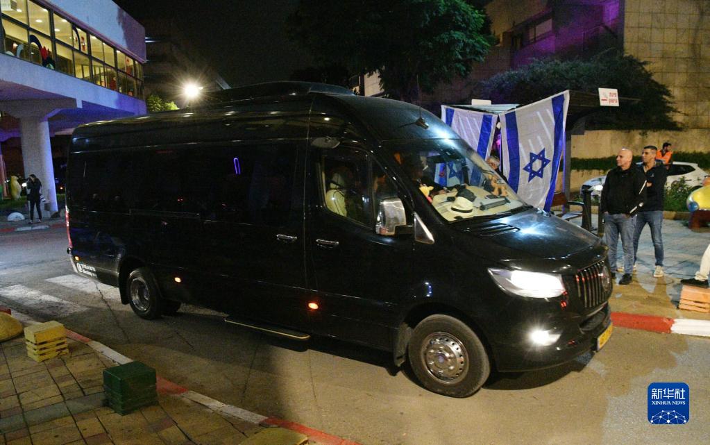 哈马斯释放的第二批被扣押人员抵达以色列(图3) 哈马斯释放的第二批被扣押人员抵达以色列(图3)